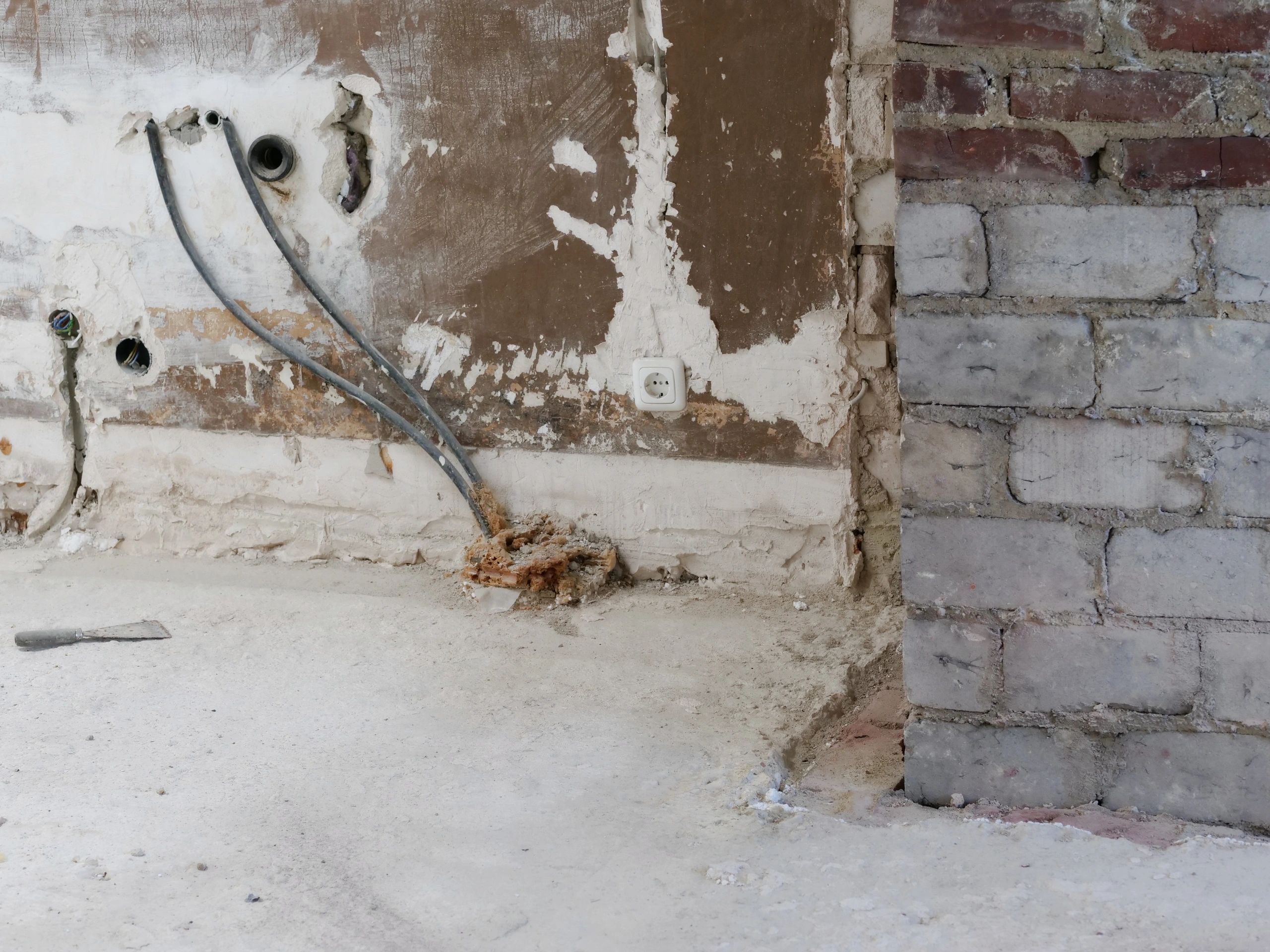 Interior renovation space prepared for plaster fixing